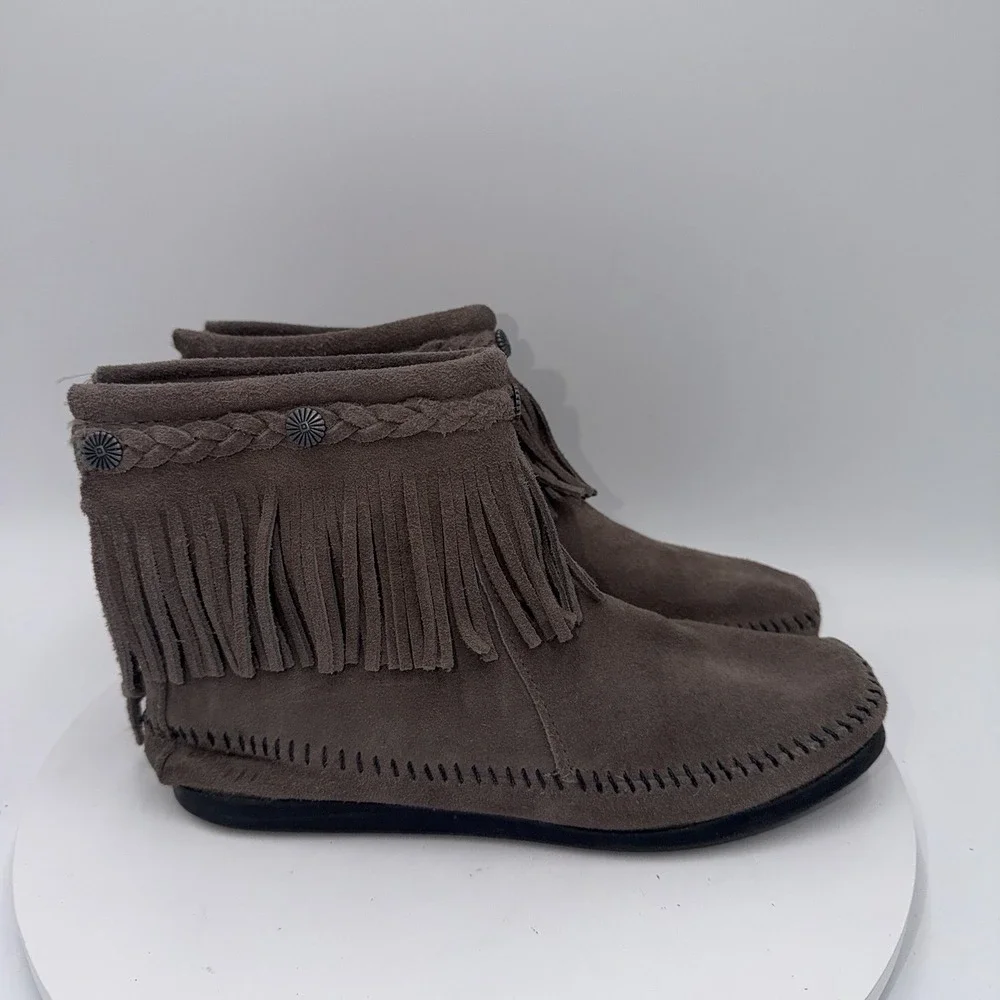 MINNETONKA Moccasins Ankle High Top Fringe Boots Gray Suede Back Zip Size 9.5